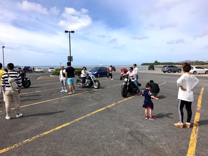 ツーリング中ハワイカイの駐車場で休憩する人たち