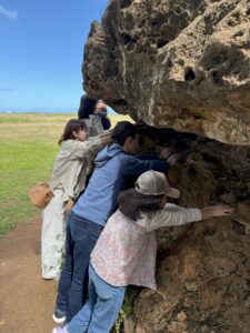 ナミッキーツアーズのお客様 上野 さまが願い事をしている写真