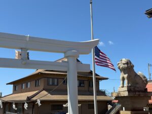 ナミッキーツアーズのお客様 麦谷さまと訪れた、太宰府天満宮の半旗の写真