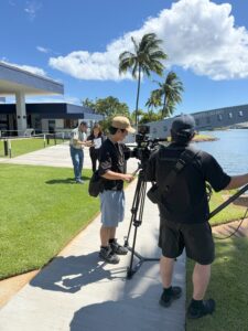 ナミッキーツアーズのお客様 上原さまと撮影クルーのの写真